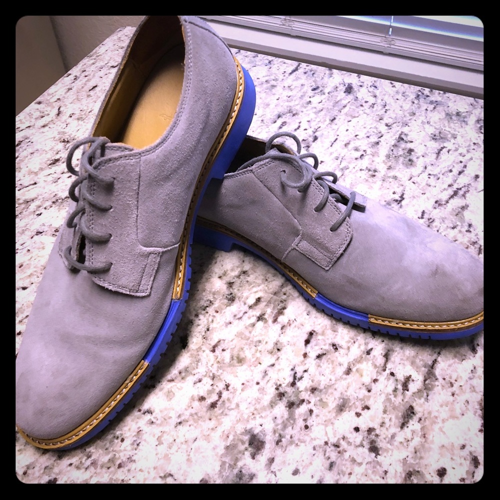 Cole Haan 9.5 grey Shoe with a Blue bottom